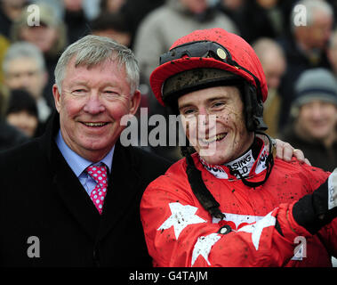 Sir Alex Ferguson félicite le jockey Daryl Jacob portant ses couleurs après que Harry The Viking ait remporté le 60ème anniversaire de Lynn Higgins novices Ltd handicap à l'hippodrome de Doncaster, Doncaster. Banque D'Images