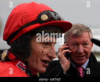 Propriétaire de Harry The Viking Sir Alex Ferguson dans l'enceinte des gagnants avec le jockey Daryl Jacob après avoir remporté la poursuite limitée de handicapés des novices du 60e anniversaire de Lynn Higgins Banque D'Images