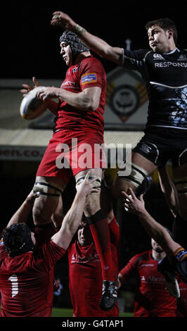 Grant Gilchrist d'Édimbourg prend la ligne de balle pendant le match de la ligue PRO12 de RaboDirect au stade Firhill, à Glasgow. Banque D'Images