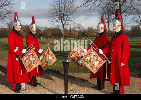 Les trompettistes de la bande des gardes de vie aident la Fondation des parcs royaux à marquer l'arrivée de la fontaine Tiffany Drinking Fountain dans les jardins de Kensington à Londres, Conçu par Ben Addy de Moxon Architects, co-gagnant d'un concours international de design pour trouver « la fontaine d'eau potable ultime » pour les parcs royaux. Banque D'Images