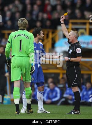 L'arbitre Peter Walton (à droite) montre Frank Lampard (au centre) a de Chelsea Carte jaune après une faute sur Adam Hammill de Wolverhampton Wanderers (pas sur l'image) Banque D'Images