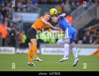 Kevin Doyle de Wolverhampton Wanderers (à gauche) et John Terry de Chelsea (à droite) en action Banque D'Images