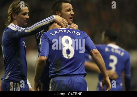 Frank Lampard (au centre) de Chelsea est félicité par John, coéquipier Terry (à droite) et Fernando Torres (à gauche) après avoir obtenu leur deuxième score objectif Banque D'Images