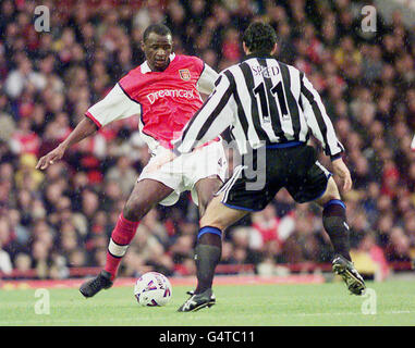 Patrick Vieira (à gauche) d'Arsenal est confronté par Gary Speed de Newcastle United lors de leur match de première FA au Highbury Stadium, Londres. Score final 0-0. Banque D'Images