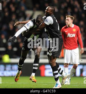 Demba Ba (à gauche) de Newcastle United célèbre avec Shola, coéquipier Ameobi après avoir marquant le premier but du match de son côté Banque D'Images