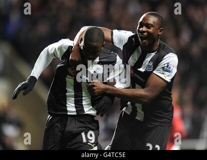 Demba Ba (à gauche) de Newcastle United célèbre avec Shola, coéquipier Ameobi après avoir marquant le premier but du match de son côté Banque D'Images