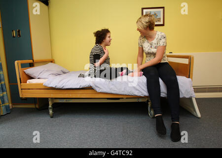 Madi Balaam de Bury St Edmunds joue avec l'assistante de soins Anna Mayes à l'East Anglia Children's Hospice à Milton, Cambridgeshire comme la duchesse de la vie de Cambridge en tant que membre de la famille royale est entré dans une nouvelle phase aujourd'hui avec l'annonce qu'elle est devenue patronne de quatre organisations, Y compris les hospices pour enfants d'East Anglia. Banque D'Images