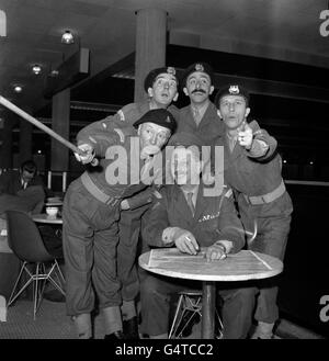 La télévision - l'Armée de 'Jeu' - l'aéroport de Gatwick Banque D'Images