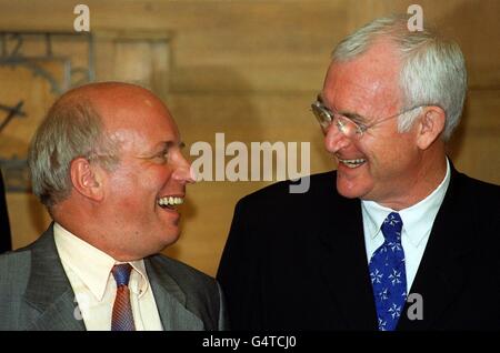 Sir John BIRT (à droite), Directeur général de la BBC, souhaite la bienvenue à son successeur désigné, Greg Dyke, lors de sa première journée à la BBC Broadcasting House à Londres. M. Dyke commence cinq mois de travail aux côtés de Sir John. * Sir John part au début du mois d'avril 2000, lorsque M. Dyke prendra entièrement le poste avec un salaire qui serait dans la région de 400,000. Banque D'Images