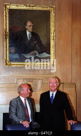 Sir John BIRT (à droite), Directeur général de la BBC, souhaite la bienvenue à son successeur désigné, Greg Dyke, lors de sa première journée à la BBC Broadcasting House à Londres. M. Dyke commence cinq mois de travail aux côtés de Sir John. * Sir John part au début du mois d'avril 2000, lorsque M. Dyke prendra entièrement le poste avec un salaire qui serait dans la région de 400,000. Banque D'Images