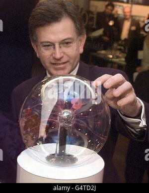 Stephen Byers, secrétaire au commerce et à l'industrie, étudie une balle au plasma lors de la conférence de la Confédération de l'industrie britannique (CBI) au Centre international de conférences de Birmingham. Banque D'Images