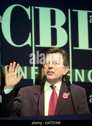 Stephen Byers, secrétaire au commerce et à l'industrie, s'adresse à la conférence de la Confédération de l'industrie britannique (CBI) au Centre international de conférences de Birmingham. Banque D'Images