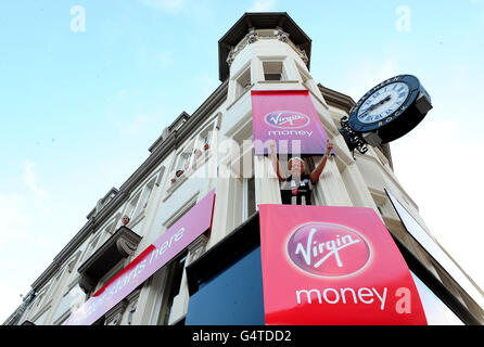Sir Richard Branson à la succursale New Vigin Money, à l'ancienne succursale Northern Rock sur la rue Northumberland à Newcastle. Banque D'Images