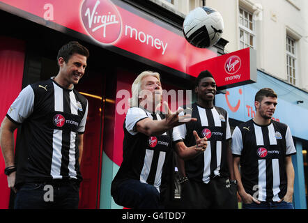 Sir Richard Branson (deuxième à gauche) avec les joueurs de Newcastle (de gauche à droite) Mike Williamson, Sammy Ameobie et Davide Santon à la succursale New Vigin Money, à l'ancienne succursale Northern Rock sur la rue Northumberland à Newcastle. Banque D'Images