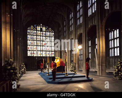 Les officiers des Grenadier Guards (l'ancien régiment du duc) se tiennent dans une vigile silencieuse autour du cercueil alors que le prince Edward le duc de Windsor est dans l'état avant son service funéraire. Banque D'Images