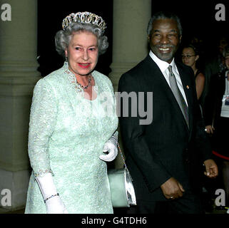 Le président sud-africain Thabo Mbeki accompagne la Reine Elizabeth II à un banquet d'État tenu en son honneur à la Maison d'hôtes présidentielle de Pretoria. *12/06/2001...le Président sud-africain Thabo Mbeki accompagne la Reine lors d'un banquet d'État tenu en son honneur à la Maison d'hôtes présidentielle, Pretoria, Afrique du Sud. Le président sud-africain Thabo Mbeki commençait une visite d'État de quatre jours en Grande-Bretagne. Le président Mbeki, accompagné de plusieurs de ses ministres ainsi que de sa femme, a été accueilli par la Reine et le duc d'Édimbourg au château de Windsor, où se tient un banquet d'État Banque D'Images