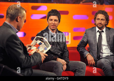 (De gauche à droite) présentateur Graham Norton Noel Gallagher et Gerard Butler, pendant le tournage du Graham Norton Show Banque D'Images