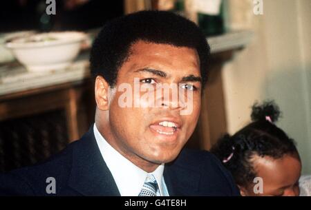 Le champion du monde de boxe poids lourd Muhammad Ali au café Royal, après la présentation par la presse de Londres de son film biographique « The Greatest », dans lequel il fait ses débuts. 17/01/02: Ali fête son 60ème anniversaire. Banque D'Images