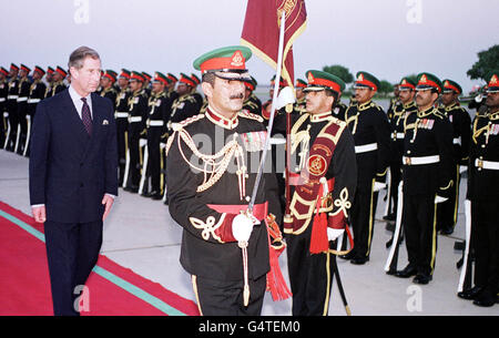 Le Prince de Galles inspecte la garde d'honneur, après son arrivée d'Abu Dhabi, aux Émirats arabes Unis, dans Muscat, la capitale d'Oman, au début de sa visite de trois jours dans ce pays du Moyen-Orient Banque D'Images