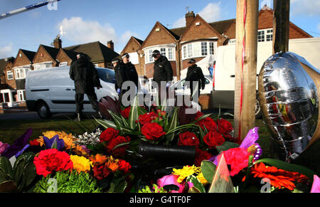 Des policiers et des policiers judiciaires et des fleurs à l'extérieur de la maison à Handsworth Wood, Birmingham aujourd'hui où les corps d'avtar et de Carole Kolar ont été découverts hier matin par leur fils policier. Banque D'Images