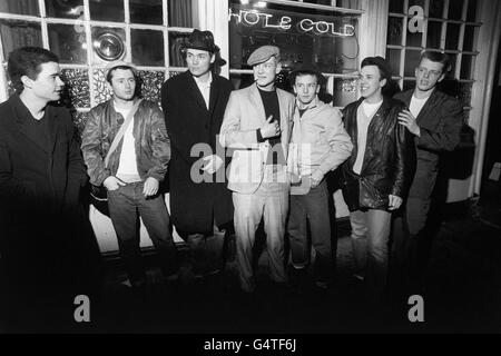 Actuellement sur place à Londres sont le groupe pop Madness avec leur premier long long film, "prendre ou laisser", décrit comme un documentaire avec de la musique. Le film présente des membres du groupe (photographiés sans ordre), Bedders, Chas, Chrissy Boy, Lee, Mike, Suggs et Woody comme eux-mêmes. D'autres parties sont entre les mains des acteurs. Prenez-le ou laissez-le s'intitule après une piste de l'album du groupe des vingt premiers. Banque D'Images