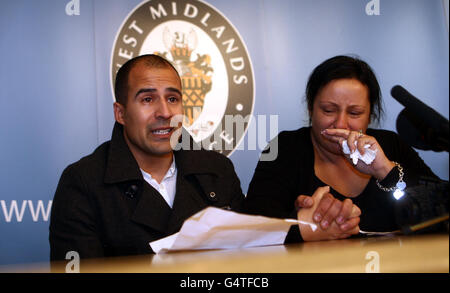 Avtar Kolar et sa sœur Michelle Kirwan font une déclaration aux médias au quartier général de la police des West Midlands à Birmingham après que leurs parents avtar et Carole Kolar ont été découverts assassinés chez eux à Handsworth Wood, Birmingham. Banque D'Images