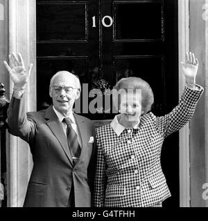 Le Premier ministre Margaret Thatcher et son mari Denis sont aux portes du 10 Downing Street, Londres, dix ans après leur arrivée, après les élections générales de 1979. Banque D'Images