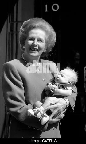 La première ministre Margaret Thatcher berne son petit-fils de deux mois, Michael, pour la première fois à l'extérieur du 10 Downing Street, Londres. Banque D'Images