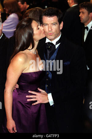 Le comédien James Bond Pierce Brosnan et son partenaire Keely Shaye-Smith arrivent pour la création de la Charité européenne de « The World is not suffisant », à l'Odeon Leicester Square, Londres. * Smith portait un collier de 51 diamants valant 3.5 millions à la première. Banque D'Images