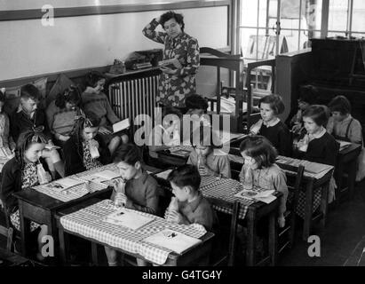 Pause santé - Lait - l'École de la rue de la Croix-Rouge - Wolverhampton - 1955 Banque D'Images