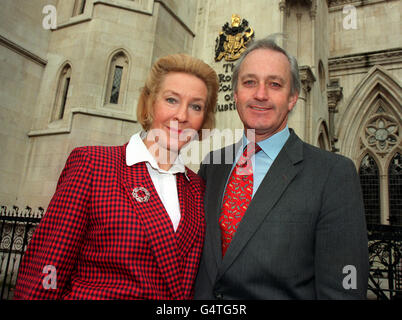 Christine et Neil Hamilton arrivent à la High court de Londres le neuvième jour de l'action en diffamation de l'ancien député de Tatton contre Mohamed Al Fayed. Banque D'Images