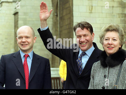 Le leader conservateur William Hague regarde Michael Portillo, député de Kensington et Chelsea, accompagné de sa femme Carolyn, se fait une vague devant des photographes à l'extérieur de la Chambre des communes, avant de prendre officiellement son siège. Banque D'Images