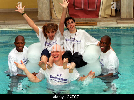 Duo comique / présentateurs de la télévision Mel (à gauche) et Sue, et l'ancien médaillé d'or olympique Duncan Goodhew (au centre) et les espoirs olympiques britanniques Mark Richardson (à droite) et Marlon Devonish, lors du lancement de BT Swimathon 2000, au Berkley Health Club and Spa, Londres. Banque D'Images