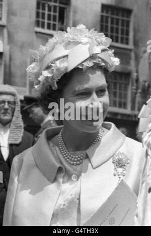 La reine Elizabeth II, suivie du duc d'Édimbourg, quitte la cathédrale Saint-Paul après le service de commémoration du 750e anniversaire de la Magna Carta. Banque D'Images