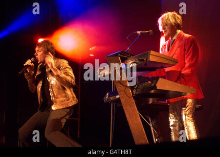 Simon le bon (L) et Nick Rhodes du groupe Duran Duran durant un concert unique avant la sortie de leur nouvel album, à Earls court à Londres. Banque D'Images