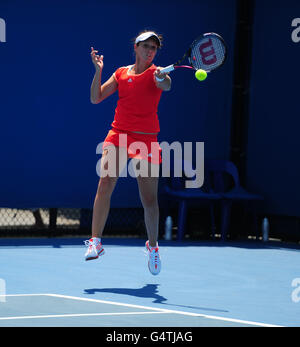 Laura Robson, de la Grande-Bretagne, lors de son double match avec Ashleigh Barty en Australie contre Dominika Cibulkova en Slovaquie et Jill Craybas aux États-Unis pendant la troisième journée de l'Open d'Australie 2012 au Melbourne Park à Melbourne, en Australie. Banque D'Images