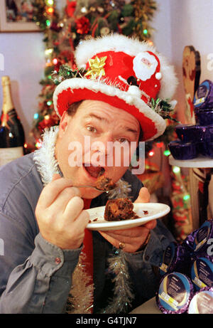 L'auto-stylisé M. Christmas, alias Andy Park, avec l'un des 366 puddings de Noël, lui est offert gratuitement par la chaîne de magasins Marks & Spencer chez lui à Melksham, Wilts.MR Park fête Noël tous les jours.* ...il ouvre des cadeaux, se met dans un rôti de dinde et regarde le discours de la reine sur une base quotidienne. Banque D'Images