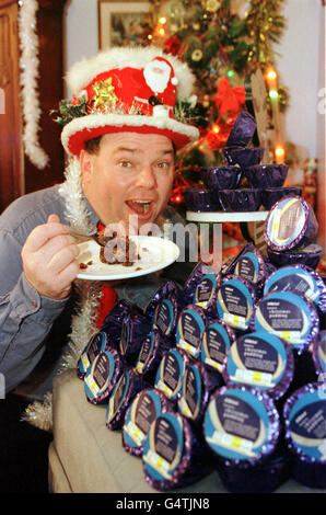 L'auto-stylisé M. Christmas, aussi ingénieur Andy Park avec quelques-uns des 366 puddings de Noël, lui a été remis gratuitement par la chaîne de magasins Marks & Spirers chez lui à Melksham, Wilts. * M. Park célèbre Noël chaque jour, il ouvre des cadeaux, se met dans un rôti de dinde et regarde le discours de la reine sur une base quotidienne. Photo PA: Tim Ockenden. Banque D'Images