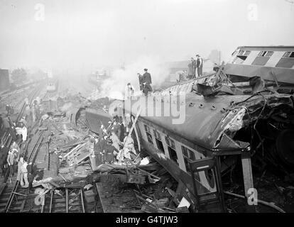 08/10/1952 - en ce jour de l'histoire - trois trains se sont heurs à la sortie de Harrow et de la gare Wealdstone, tuant plus de 100 personnes, dans le pire accident de train du Royaume-Uni. La scène à la suite d'un triple accident de train en 1952 à la gare de Harrow et Wealdstone. Un train express de Perth a heurté un train local dans la gare, puis un train express allant d'Euston à Liverpool a frappé les autocars déraillés. on pense que 100 personnes ont perdu la vie. Banque D'Images