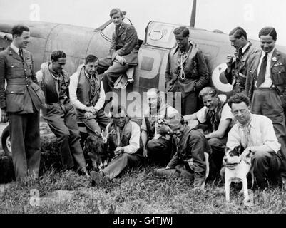 Les pilotes de la RAF de la Force aérienne de frappe avancée attachée au BEF, combattant la guerre aérienne sur la France occupée, se détendent avec leurs mascottes à côté d'un avion Spitfire. Banque D'Images