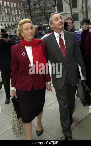 Neil Hamilton et sa femme Christine arrivent à la High court de Londres, comme leur cause contre le propriétaire de Harrods Mohamed Al Fayed continue. Banque D'Images