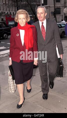 Neil Hamilton et sa femme Christine arrivent à la High court de Londres, comme leur cause contre le propriétaire de Harrods Mohamed Al Fayed continue. Banque D'Images