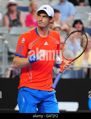 Andy Murray, en Grande-Bretagne, célèbre sa victoire sur Edouard Roger-Vasselin, en France, lors du quatrième jour de l'Open d'Australie de 2012 au Melbourne Park à Melbourne, en Australie. Banque D'Images