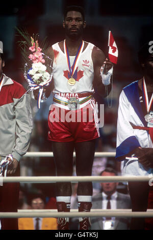 Le canadien Lennox Lewis représente l'hymne national avec sa médaille d'or, qui tient des fleurs et le drapeau du Canada.Lewis a gagné l'or après avoir battu Riddick Bowe en finale.Lennox Lewis allait plus tard représenter la Grande-Bretagne et deviendrait le champion incontesté du monde des poids lourds. Banque D'Images