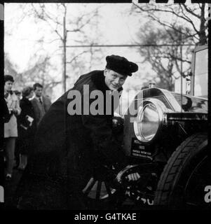 * balayage basse résolution d'un contact* Lord Montagu à fourrure de Beaulieu lance une Mercedes 60 de 1903 chevaux du Musée de l'automobile de Montagu à Beaulieu, Hampshire, avant de démarrer dans la voiture à Hyde Park dans la course annuelle de voiture de vétéran du Royal automobile Club de Londres à Brighton. Banque D'Images