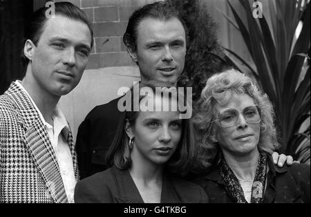 PA photo 23/4/90 Gary et Martin Kemp (à gauche) avec Kate Hardie et Billie Whitelaw (à droite) à un photocall pour eux Dernier film 'The Krays' à Londres Banque D'Images