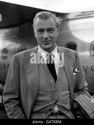 Gary Cooper, acteur d'Hollywood, à l'aéroport de Londres, au départ de Paris pour assister à la Royal film Performance de « Rob Roy » de Walt Disney à l'Odeon Leicester Square, Londres. Banque D'Images