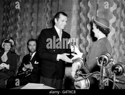 Mme Lewis Douglas, épouse de l'ambassadeur des États-Unis, présente à Sir Laurence Olivier un Oscar du film de l'American Academy pour Hamlet au théâtre Odeon de Londres. Sir Lawrence Oliver a reçu trois prix pour Hamlet, le meilleur film et le meilleur acteur Oscars de l'American Academy et le prix du meilleur film de l'Académie britannique. Banque D'Images