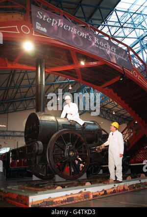 Les premiers conseillers en locomotive, John Glithero et Michael Bailey (R) examinent la fusée Stephenson originale au Musée national des chemins de fer de York. Banque D'Images