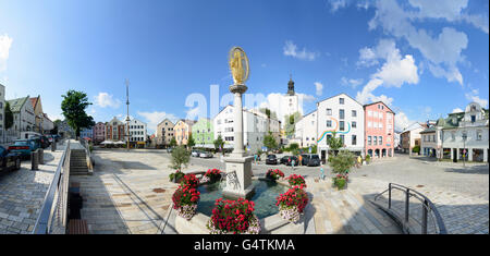 Place de la ville avec l'église paroissiale de Saint Michel , la colonne mariale, maypole, Regen, Allemagne, Bavière, Bayern, Niederbayern, Banque D'Images